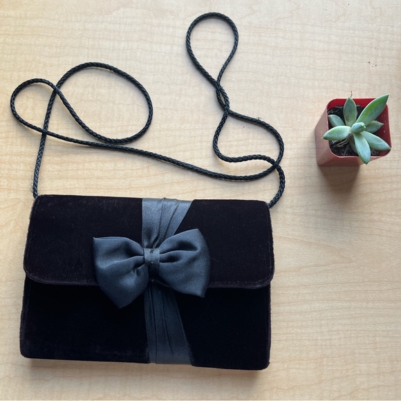 Black Vintage 80s Velvet
Shoulder Bag with Fabric Bow - Picture 1 of 5